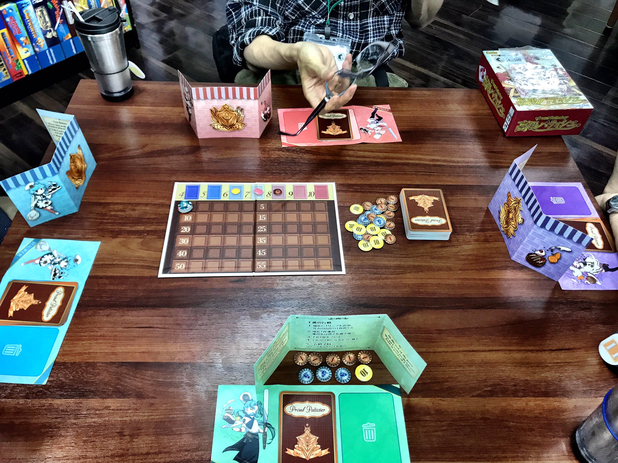 磨伸映一郎 氷室15巻発売中 ゲームとしては デッキ構築系アナゲ となります 基本はこれらスイーツを競りにかけ お菓子を購入してもいいし胴元として荒稼ぎしてもいい いやだから貴方パティシエだったらスイーツ作りなさいよ W T Co
