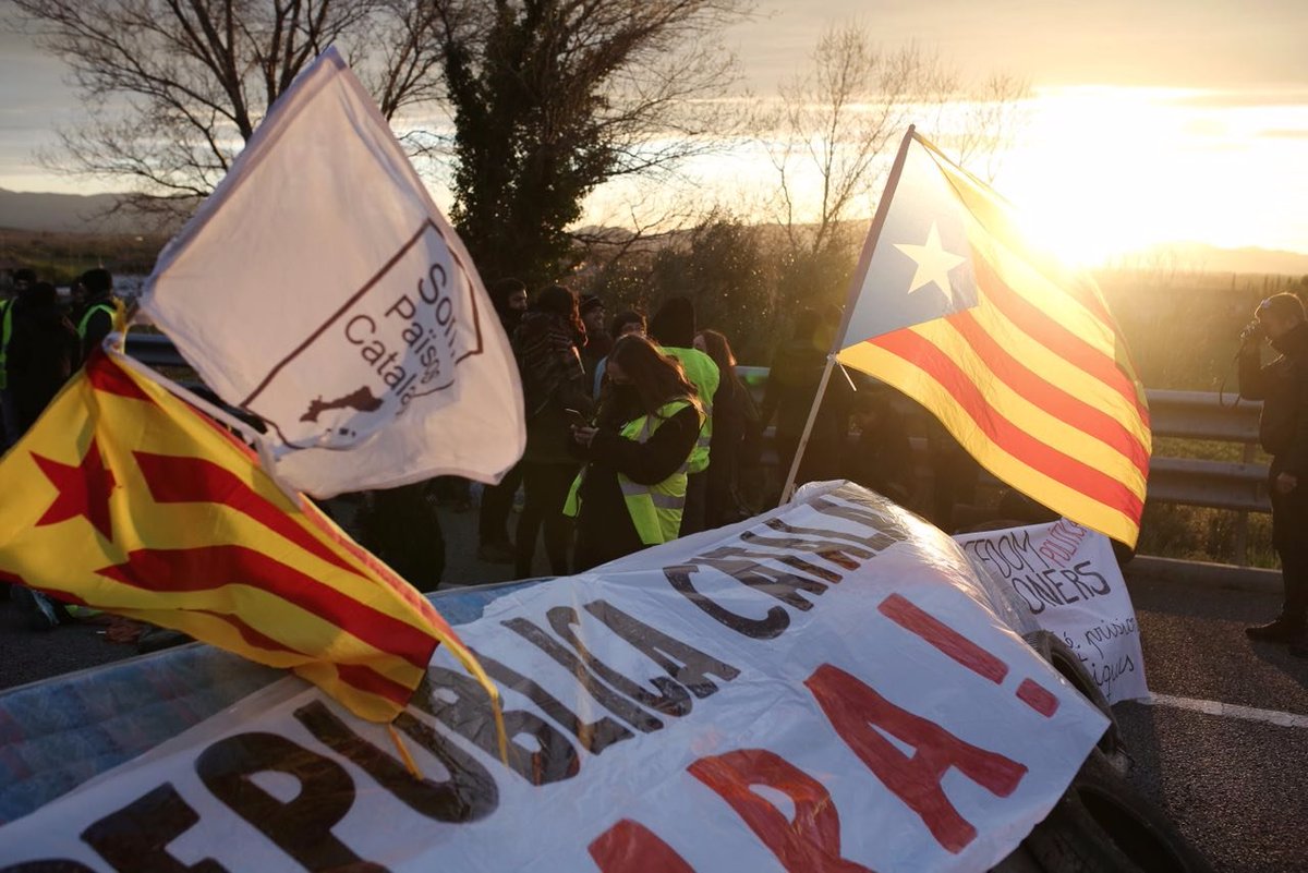 CDRCatOficial's tweet photo. ⏩Atenció a les convocatòries d'aquesta tarda. La jornada de lluita continua! ✊

Camí cap a la vaga general! https://t.co/F9Jy40x2M0