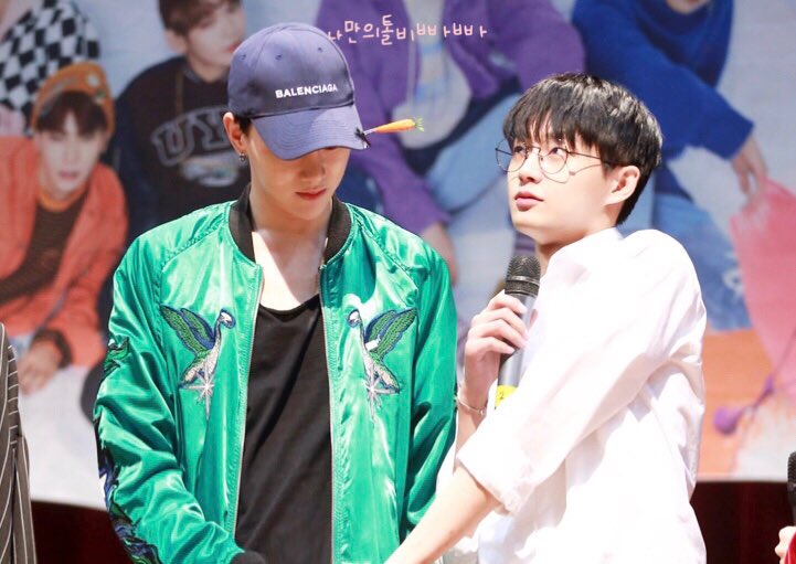 YourDogLoves_U's tweet photo. อ่าน #มัสแตงบินกุก แล้วนึกถึงภาพนี้... ครูหลิวจับมัสแตงของแพททริค... #บินกุก 😳😳😳 https://t.co/FMXEVfM3Tx