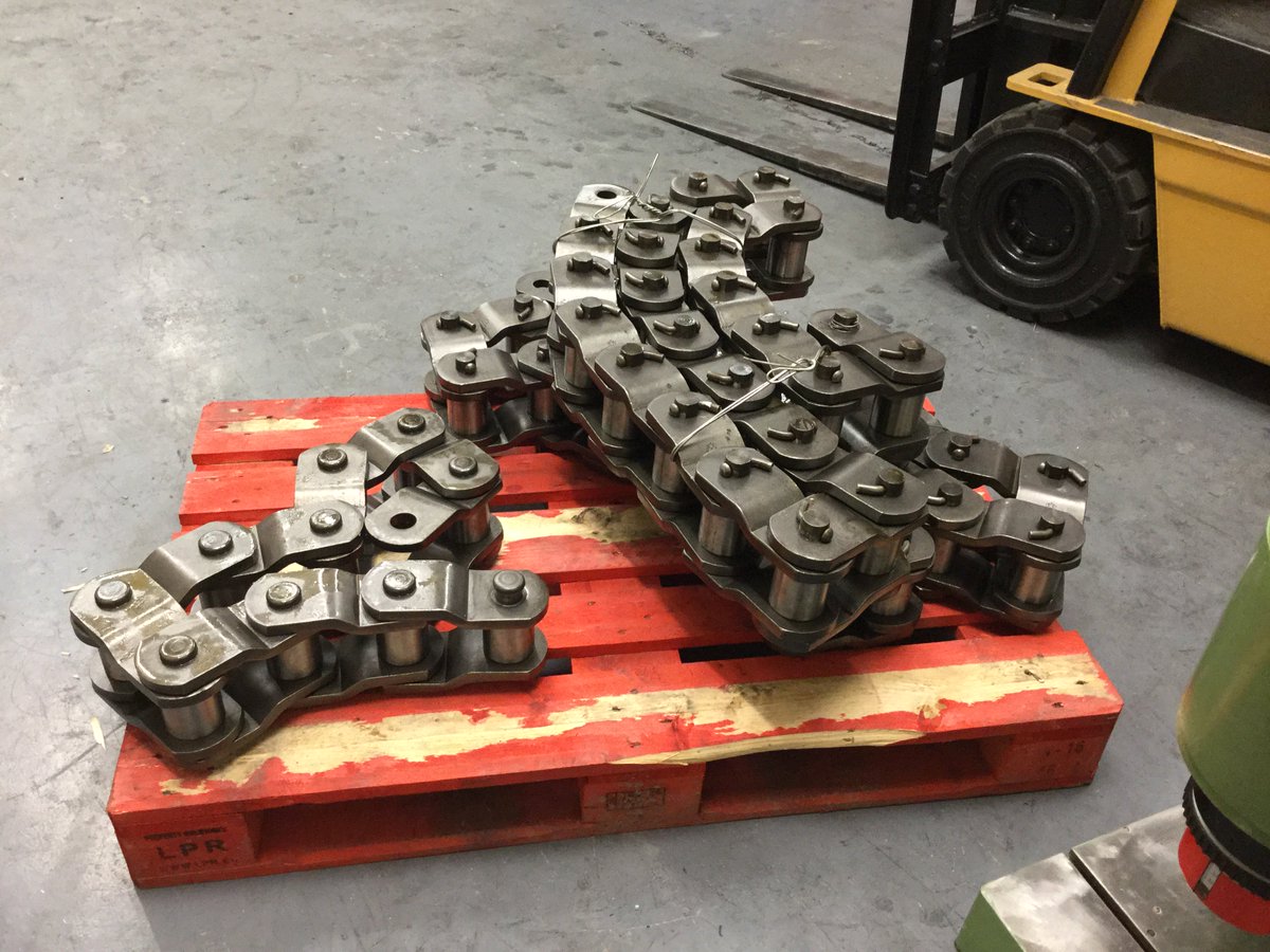Crownchains's tweet photo. Now this is our #OwnBranded 'Big Drive Chain' just getting ready to be packed & dispatched to another #international #customer #aggregates #concrete #asphalt #Africa #UK #export all from our unit here in #Thirsk North Yorkshire https://t.co/zUr9ELslj6 https://t.co/zcQKZUNAD3