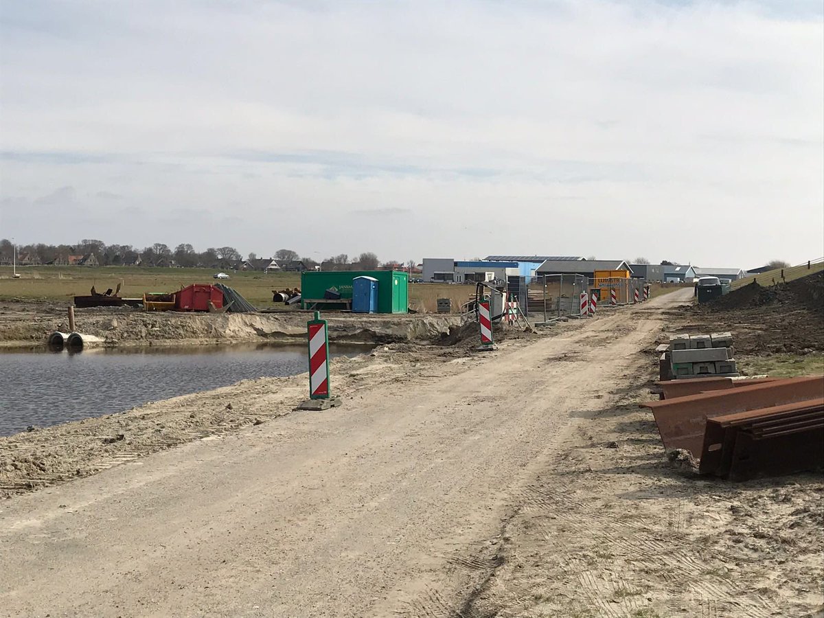 dijkameland's tweet photo. De duikers verdwijnen steeds verder in de Waddenzeedijk. Binnenin de duikers gebeurt nog veel. Zoals het aansluiten van de kleppen en het monteren van de luiken. Ook zijn we begonnen om de bypasses binnendijks te verwijderen. Bij duiker De Slenk loopt de weg weer rechtdoor! https://t.co/hywBrhX1cE