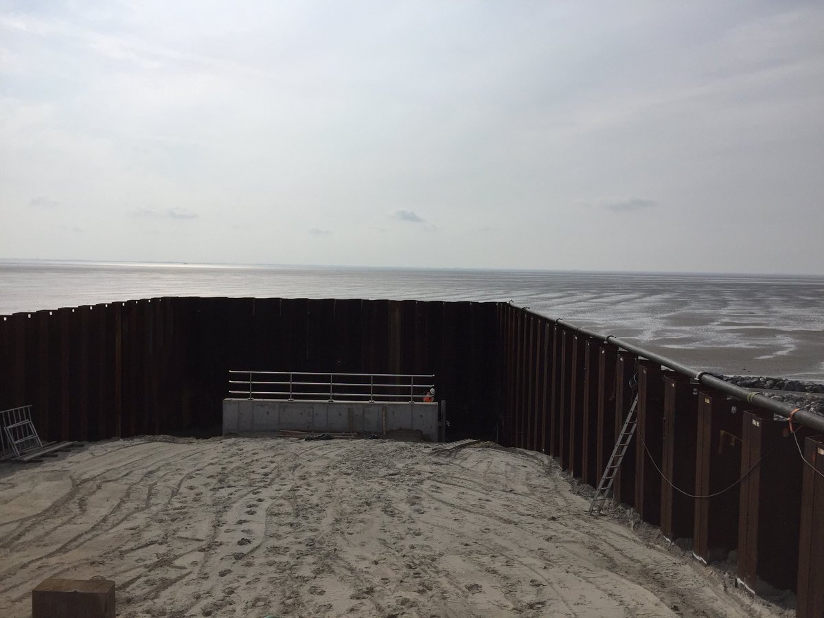 De duikers verdwijnen steeds verder in de Waddenzeedijk. Binnenin de duikers gebeurt nog veel. Zoals het aansluiten van de kleppen en het monteren van de luiken. Ook zijn we begonnen om de bypasses binnendijks te verwijderen. Bij duiker De Slenk loopt de weg weer rechtdoor!