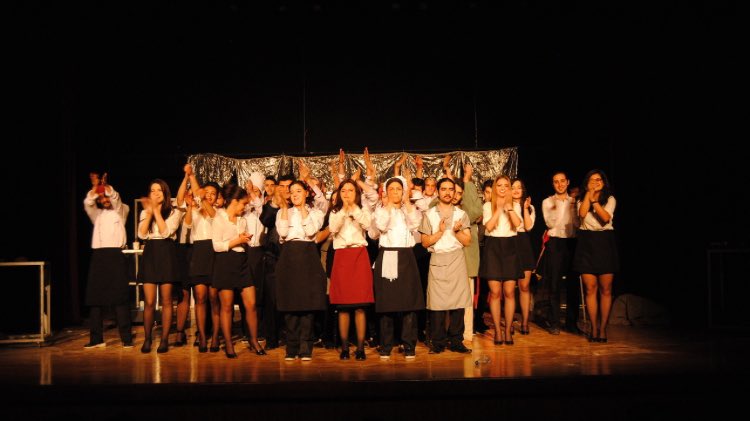 İyi ki tiyatro var, daha güzel günlerde özgürlükle ve bizimle vâr olsun! #27martdunyatiyatrolargunu kutlu olsun. 🎭