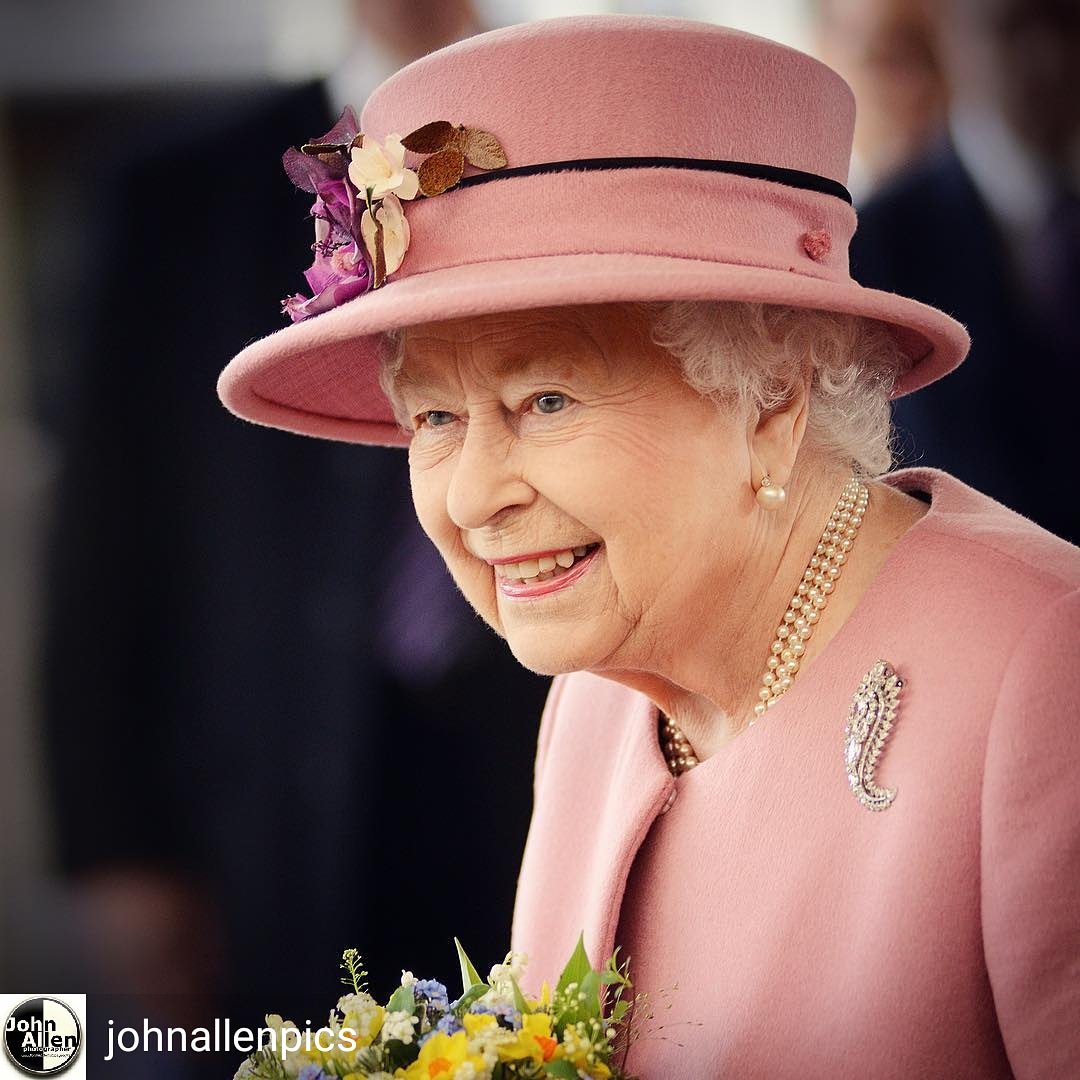 indintsol's tweet image. Regram from @johnallenpics  -  Her majesty the Queen has popped down to our home town, Plymouth, for the day...and what a gorgeous photo!! Lovely shade of pink too - definitely a colour of Spring.
.....
#johnallenpics #thequeen #Plymouth #royalvisit #pink