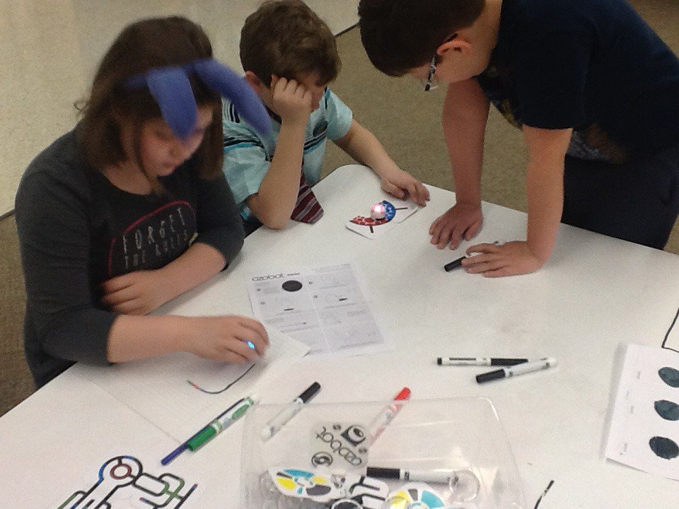 PaquinGibbons's tweet photo. #Coding with @ozobot and @modrobotics #cubelets this morning! #ozobot #modrobotics https://t.co/0a5zuyeOT8