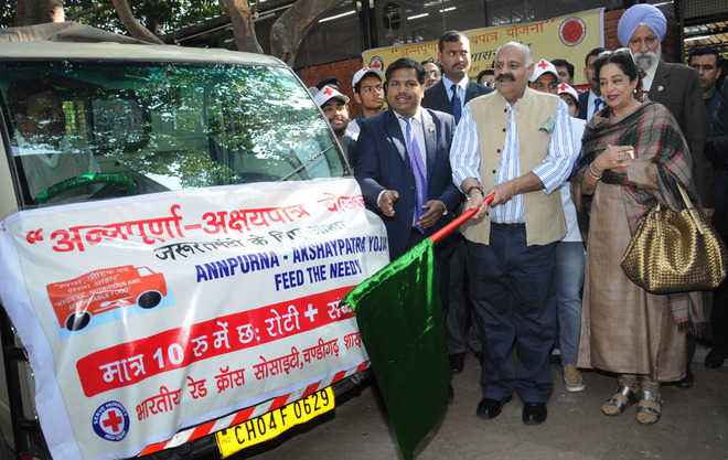 ChdInitiatives's tweet photo. #AnnapurnaAkshayaPatraYojana is a new #meal #scheme started by Chandigarh Administration in Chandigarh. Under this scheme, #government is providing #nutritious food to poor people at Rs. 10/ plate which include 6 Chapattis, Sabji &amp; pickle. #IndianRedCrossSocietyChandigarh #PGI https://t.co/MbBmthMODD