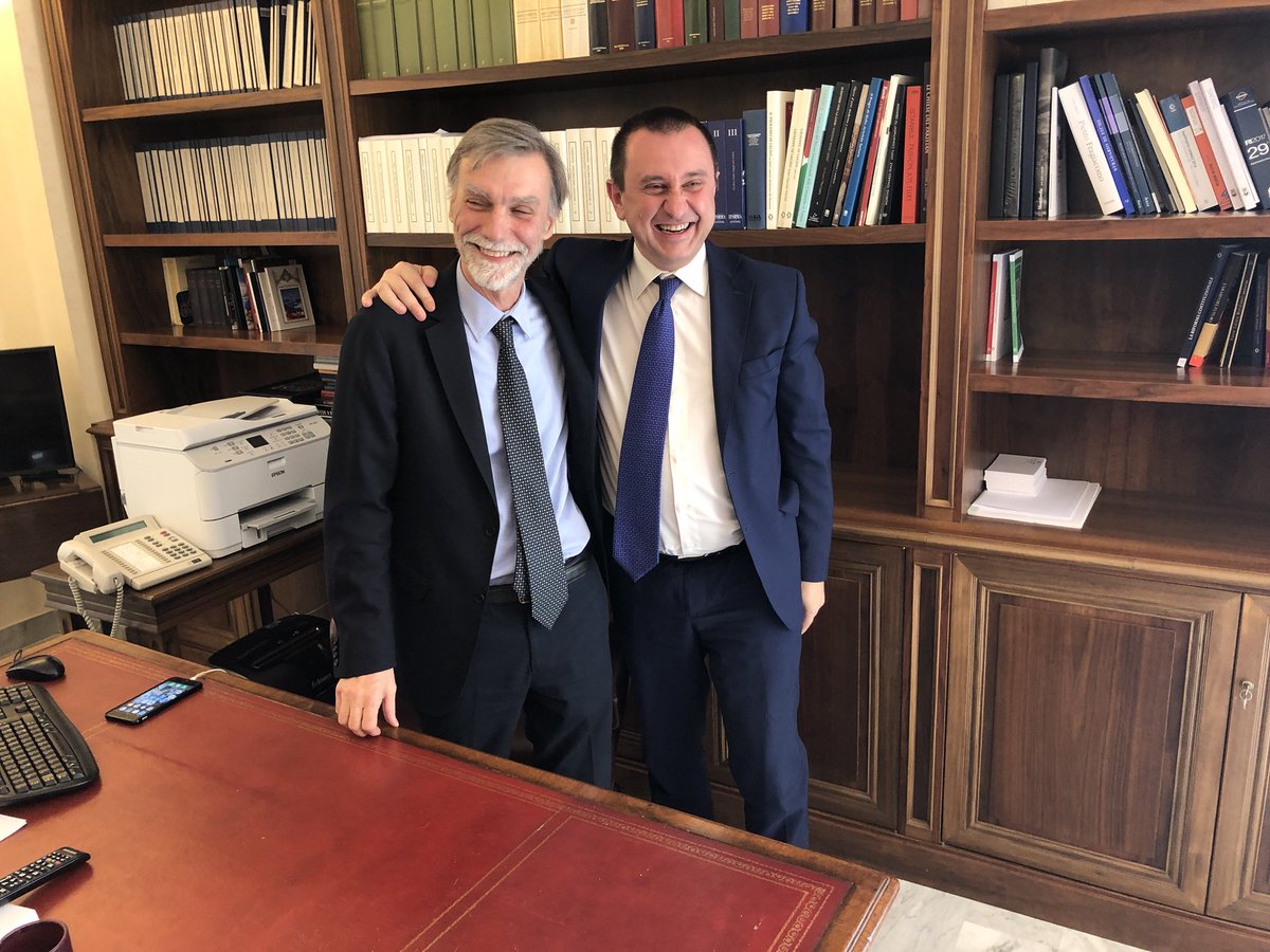 emanuelefiano's tweet photo. Passaggio di consegne al gruppo @pdnetwork alla Camera. https://t.co/IDX7zA6Vlz
