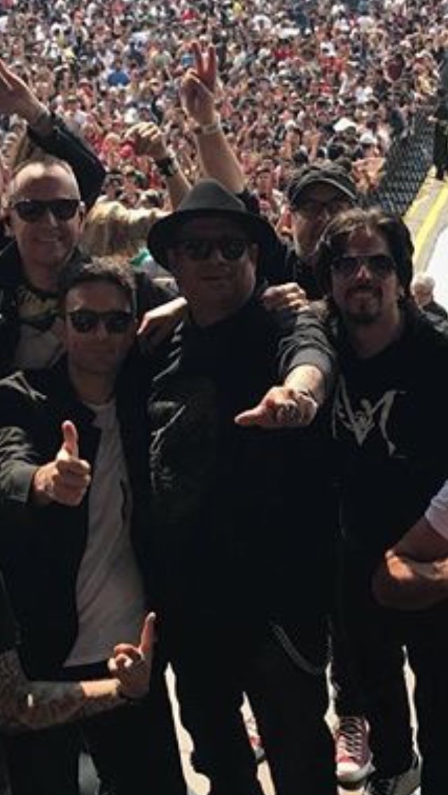 Vaya vaya!!!! Perros de <a href="/BullterrierFM/">BullterrierFM</a> apenas veo que <a href="/_luis_perez/">Luis Perez</a> estuvo tocando con Ritmo Peligroso en el VL18