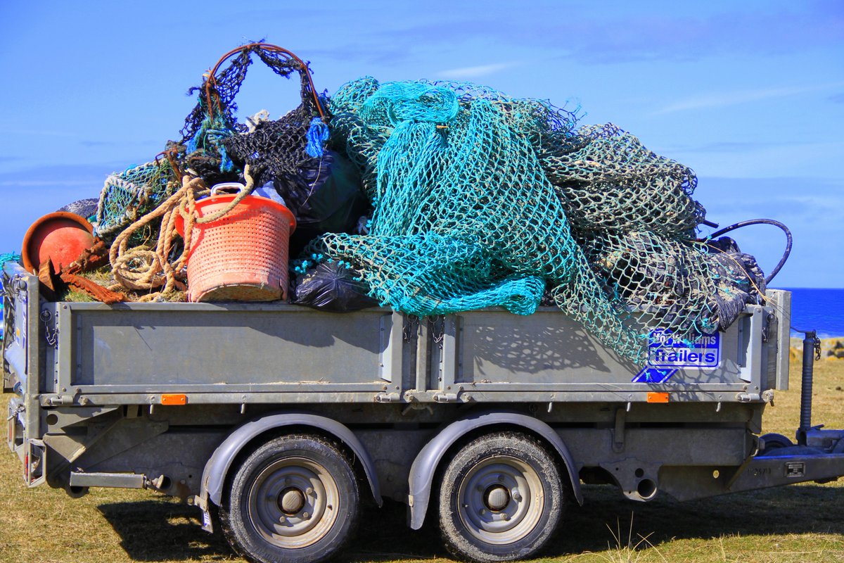 Nadair_Thiriodh's tweet photo. This weekend's BIG #Tiree Tidy saw a monumental, island wide, volunteer #CleanUp effort by our community @CleanUpScotland. We removed 20-Tonnes (minimum) of marine litter from our shores. Do you think this is acceptable, @michaelgove? We don't. https://t.co/5OkzVWwOBx