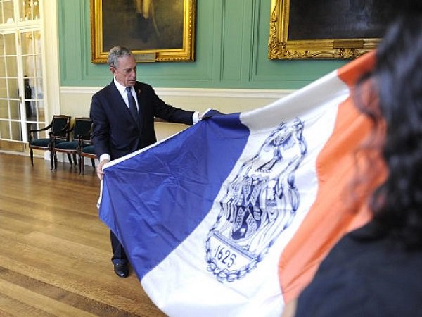 cusackandrew's tweet photo. Leo Hershkowitz was central in changing the date on the City of New York's flag from 1664 (the English takeover) to 1625 (the city's Dutch foundation). #historian #history #newyork #newyorker #NYhistory #dutchnewyork #dutchNY #flags #vexillology https://t.co/0xFzqXtKrk https://t.co/jajQToHIGP