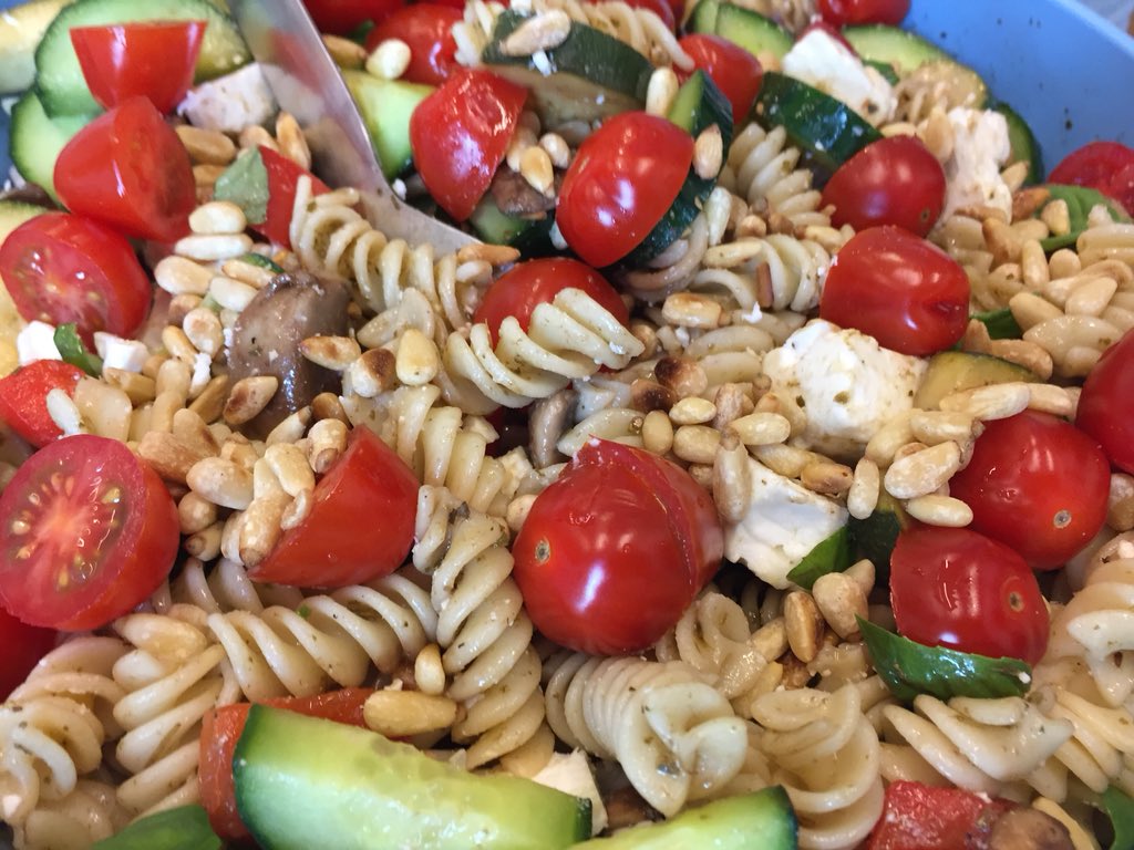 hoofdLIEC's tweet image. Vandaag met de collegae van het #LIEC vooruit gelopen op #Pasen. Genoten van de culinaire kunsten van het team tijdens een vervroegde paaslunch. Niet alleen gemotiveerde crimefighters aan boord maar ook kooktalenten. Chapeau 👍👍