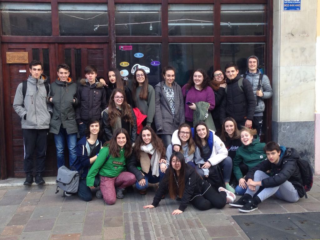 Batxilergoko 1. mailako ikasleak etorri dira #ArmentiaIkastola-tik. Eztabaidarako duten gaitasuna erakutsi digute mikrofonoetan, begira, entzun argudioak, merezi du! halabedi.eus/programazioa/k… cc <a href="/halabedi/">Hala Bedi</a>