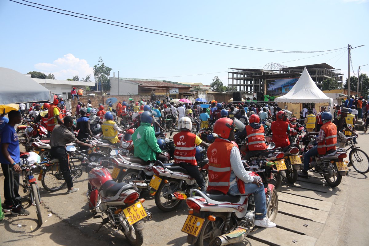 Muzungu4's tweet photo. Massive turn-up as #CleanCooking campaign reaches @RwandaWest! In @RubavuDistrict, business came to a standstill when stakeholders behind the campaign started explaining & demonstrating the benefits of improved technologies in cooking. #TekaNeza https://t.co/kbpVmsjOjk