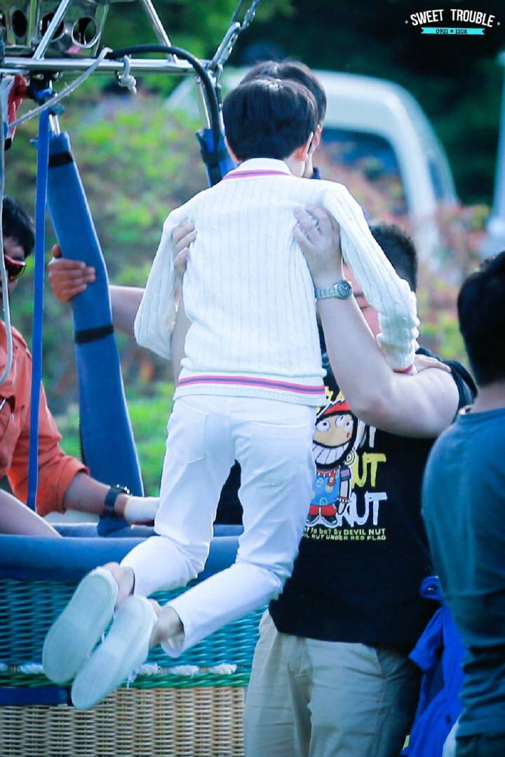 LittleSai_TF's tweet photo. ดูพี่พ่างอุ้มหยวน คือตอนนั้นหยวนตัวเล็กมาก เอ็นดู~ 🐰😆 #หวังหยวนมนุษย์ดุ๋มดุ๋ย https://t.co/fhK4cbbUda