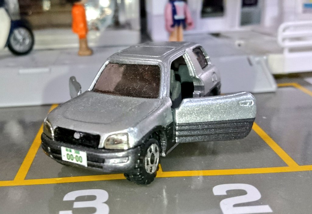あるて ぬ En Twitter 改造トミカ 大物ユーチューバーの愛車トヨタrav4 イメージ を作ってみました ナンバーは彼の好きな 0 手持ちのレストアをやってみました 内装は脱着可能で 先日 復活 した大物ユーチューバーが乗っていまっすぅぅぅ あんまり
