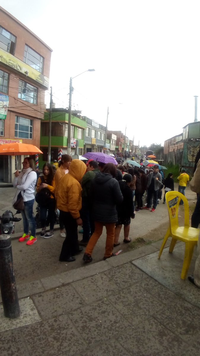 Sebastin9269's tweet photo. @NoticiasRCN en la registraduria del tintal donde queda el ronboy de las americas esta tenas pata indecisión de las cedulas y con esta agua y hay mucha gente y muy poca atencion https://t.co/cFhSA7UaDo