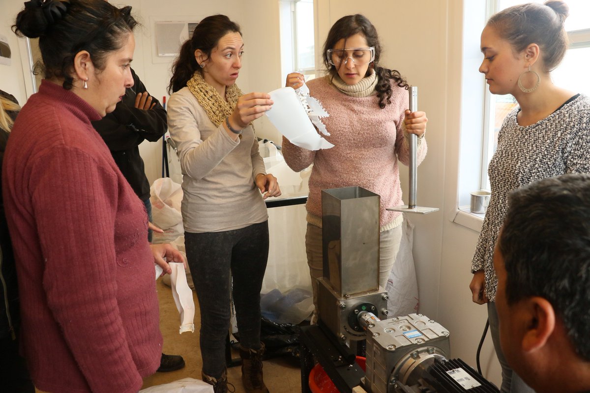 muniptovaras's tweet photo. ♻️Mujeres Jefas de Hogar puertovarinas reutilizan desechos plásticos para dar forma a innovadores productos reciclados como perillas, reglas, adornos y mucho más. Todo, gracias a la iniciativa de Rekaba, apoyada por la Municipalidad de #PuertoVaras
#DarValorAlReciclaje ♻️ https://t.co/81cU7wgCu2