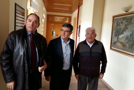 Las asociaciones <a href="/agujama/">Gúdar-Javalamb. A.Dº</a> y <a href="/ADEFO5VILLAS/">Adefo Cinco Villas</a> proponen al <a href="/GobAragon/">Gobierno de Aragón</a> colaborar con la Fundación Abraza la Tierra en la lucha contra la #despoblación. <a href="/vicenteguilleni/">Vicente Guillén</a>
#TerritorioAragón goo.gl/fKjqY3