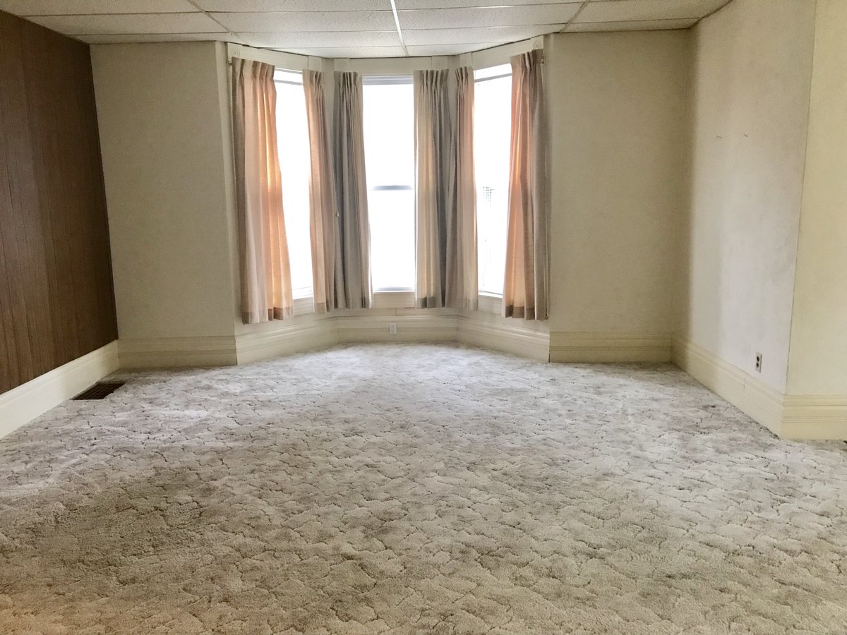 HomesteadLandCo's tweet photo. 912 5th St - Fairbury, $39,000; Charming bungalow located in the middle of town boasts original woodwork, transom windows, & hardware. Perfect for a first time home buyer or investment opportunity. #fairburyrealestate #bungalow #baywindows #calltyler https://t.co/7mSrKVXRGa https://t.co/P13qXyCo0f