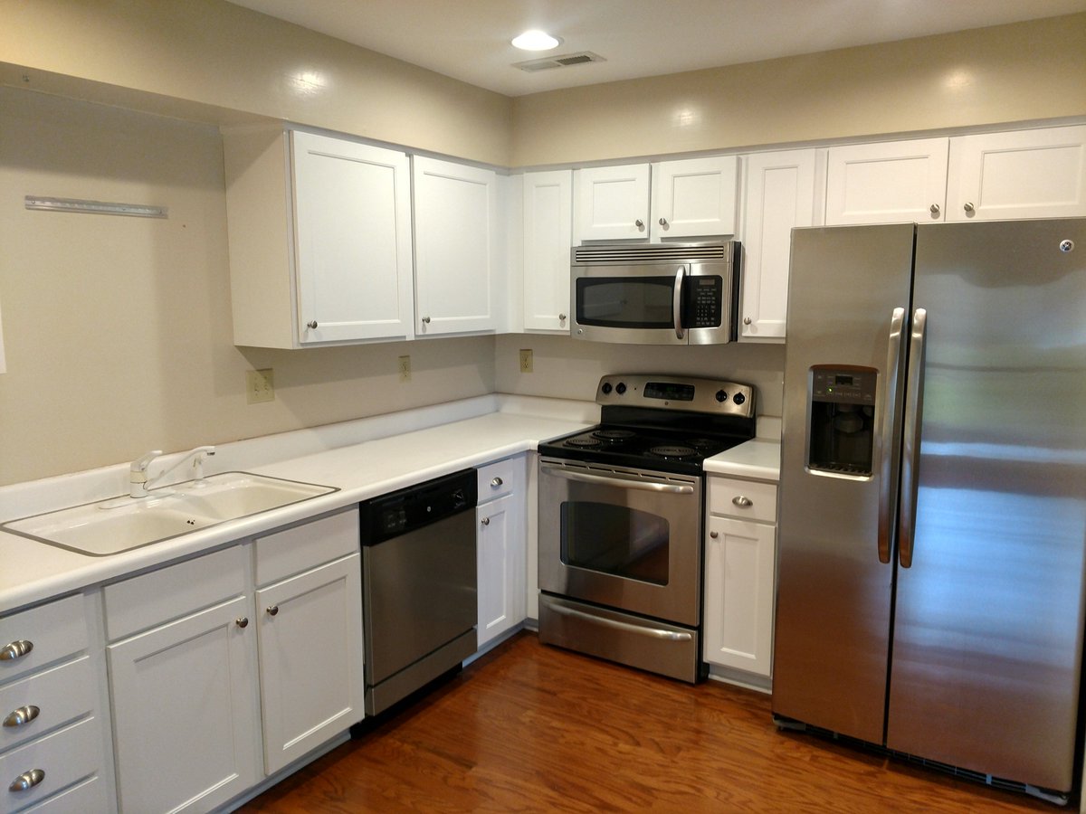 HDI_531's tweet photo. Who else thinks Randy Greene did a great job transforming this into another #DreamKitchen?? The removal of the island really opens up the kitchen! The results of #KitchenRefacing are undeniable. No wonder the #RefacingRevolution is going strong!
#HDEHDILeadsWin #DreamTeam https://t.co/kIom2mCGqK