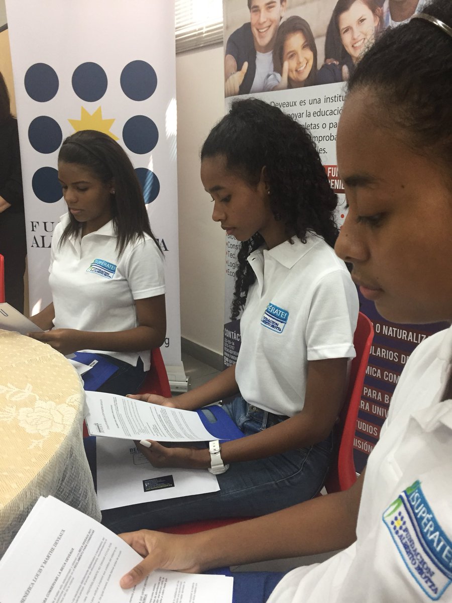 En estos momentos la Fundación Benéfica DEVEAUX, hace entrega de tres becas, a nuestras egresadas de nuestra Prom 2017: Yesmir Paz, Karla Phillips y Melany Whitelock.