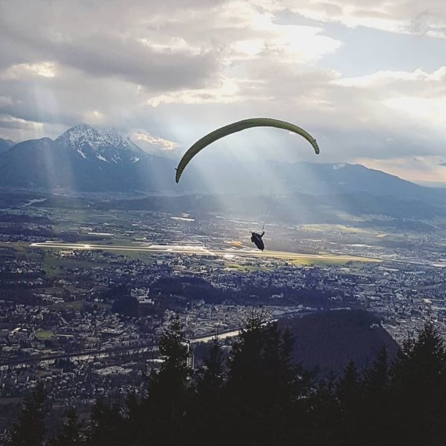 salzburg_info's tweet photo. High up in the sky, Salzburg seems amazingly small β¨πβοΈ π· by @stylebulbs
#bestcitybreaks #feelaustria #wonderful_places #citytravel #visitaustria #instacool #doyoutravel #discoveraustria #salzburgo #earthgram #visitsalzburg #traveldiary #bucketl⦠https://t.co/NSSKNXEh4R https://t.co/XiAXWmKFMQ