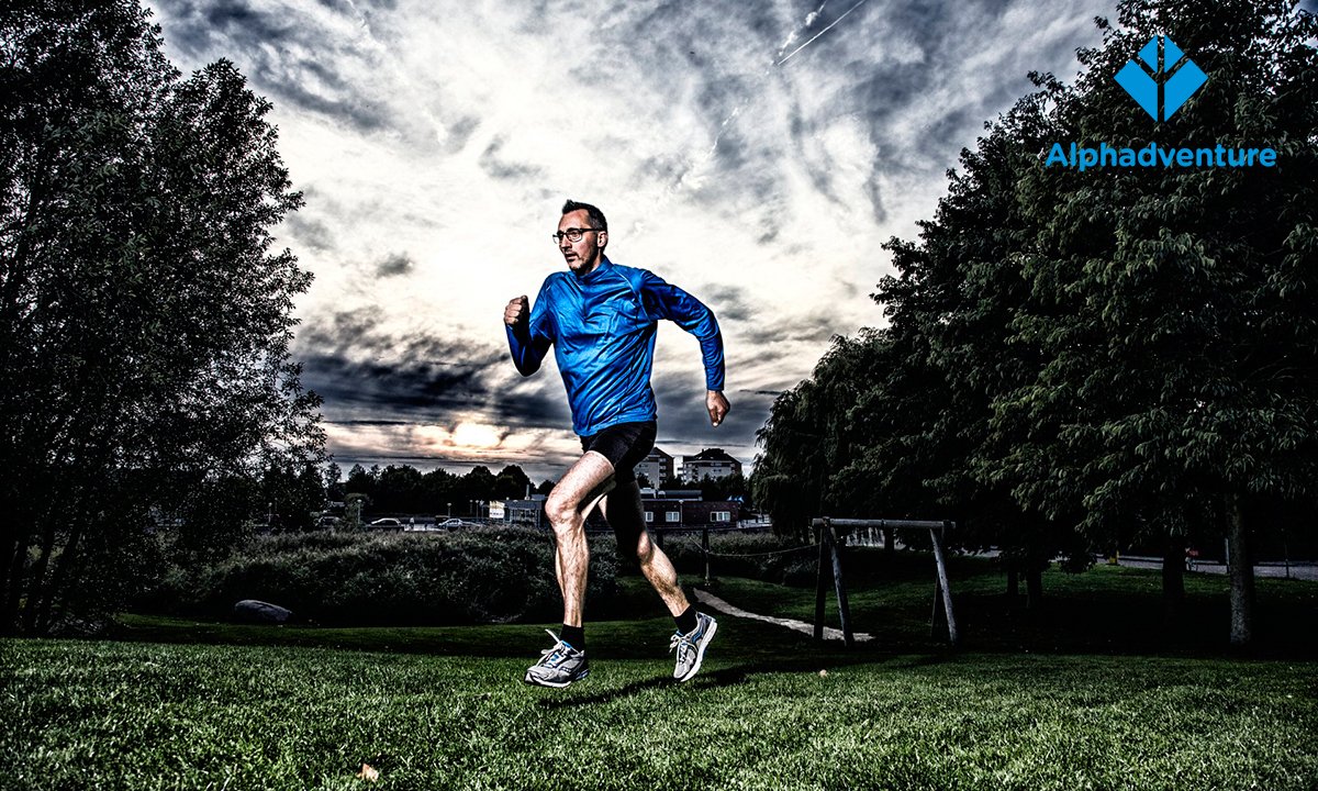 Todavía muchos miramos al cielo antes de salir a correr. Pero, running y lluvia no tienen por qué ser incompatibles. La #primavera nos va a seguir trayendo 🌧️ ¡Qué no te pille desprevenido con la #ropadeportiva que tenemos en #Alphadventure!