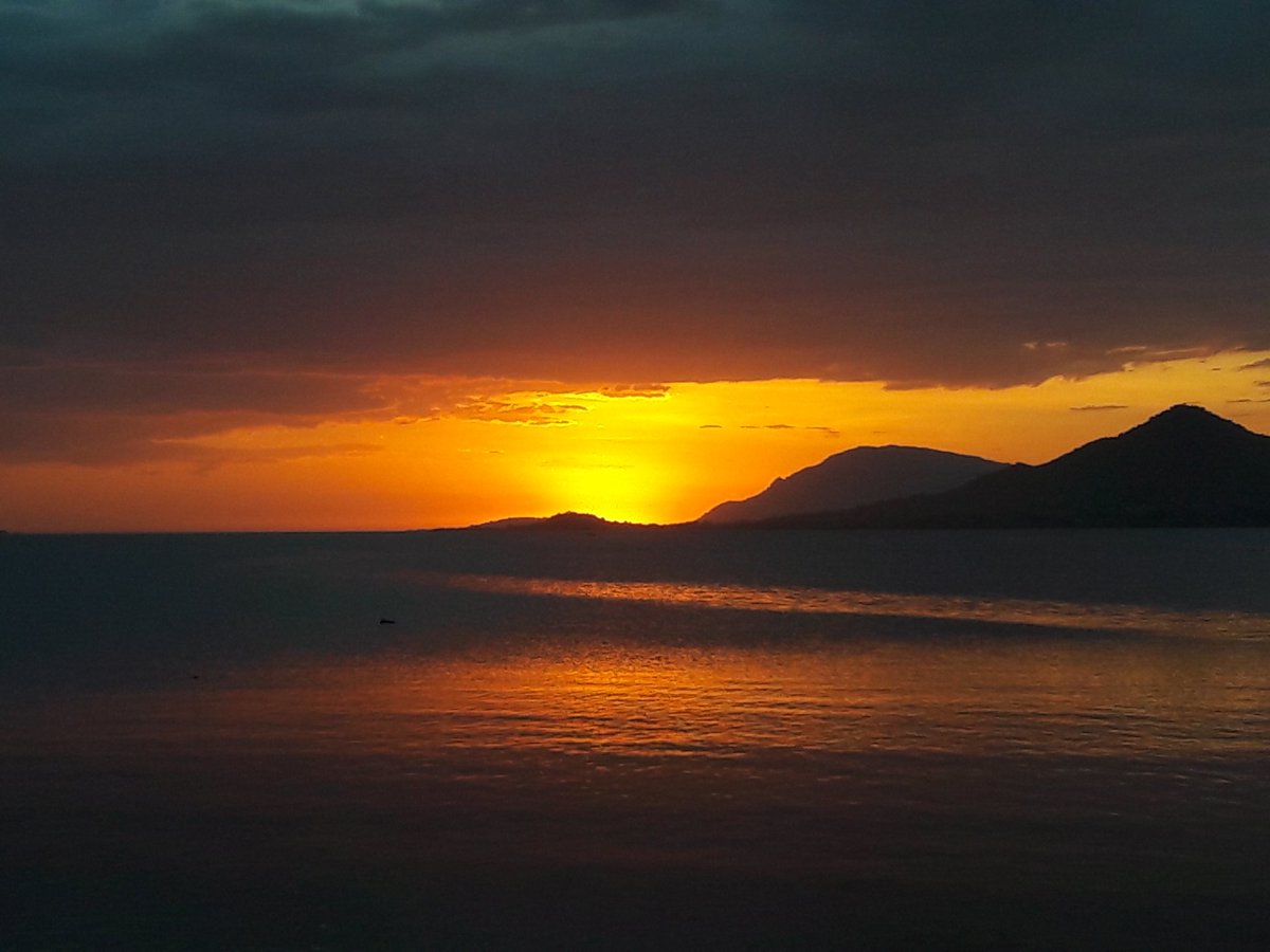 RusingaFestival's tweet photo. .@RusingaIsland's sunset as captured by @bonitaonsafari during #RusingaFest2016! ❤️❤️❤️
#RusingaSunsets
#TembeaWestern
#MagicalKenya https://t.co/fKfTiiZAV4
