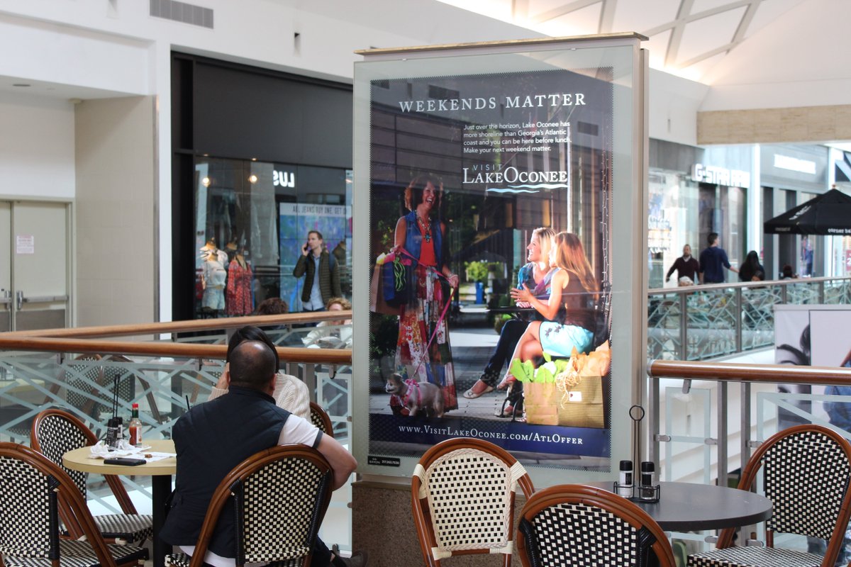 simonmediaexp's tweet image. #TravelTuesday - @VisitLakeOconee inspires a weekend getaway with this multi-media campaign. Backlit Ad Panels grab the attention of shoppers at eye-level while Sky Banners hang between the first and second levels of the busiest spots in the mall. #WeekendsMatter #OOH #printad