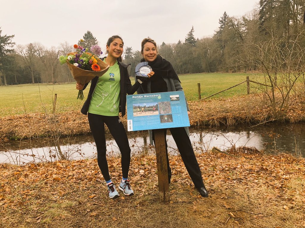 LooplandGLD's tweet photo. Vanmiddag werd onze Jasmijn Lau op Warnsborn verrast door de wethouder van Sport Nicole Olland van gemeente Rheden. Ze is sportheld 2018, met name dankzij haar 2 NK-titels (10k op de weg en Cross)! Bloemen, Trofee én € 300! 
@OllandN https://t.co/iIXmrsdUeA