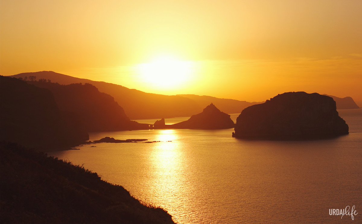 euskaltel's tweet photo. El atardecer desde el cabo Matxitxako, descubrir el #BirdCenter… Estas vacaciones nos vamos a recorrer #Urdaibai gracias a @Urdailife. En #EuskaltelBlog te contamos todo sobre esta página web llena de planes. https://t.co/ZmLLzddfZH https://t.co/3ZLXAFwHVk