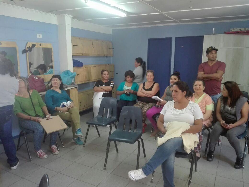 VictorSVenegas's tweet photo. #PlanMaestroMartaBrunet Atención a propietarios y consultas por cartilla de preferencia en sede social. @Serviu_RM @Minvurm @Minvu @BrunettMarta #ERU #VamosPorMás https://t.co/d1aMZzJvCr