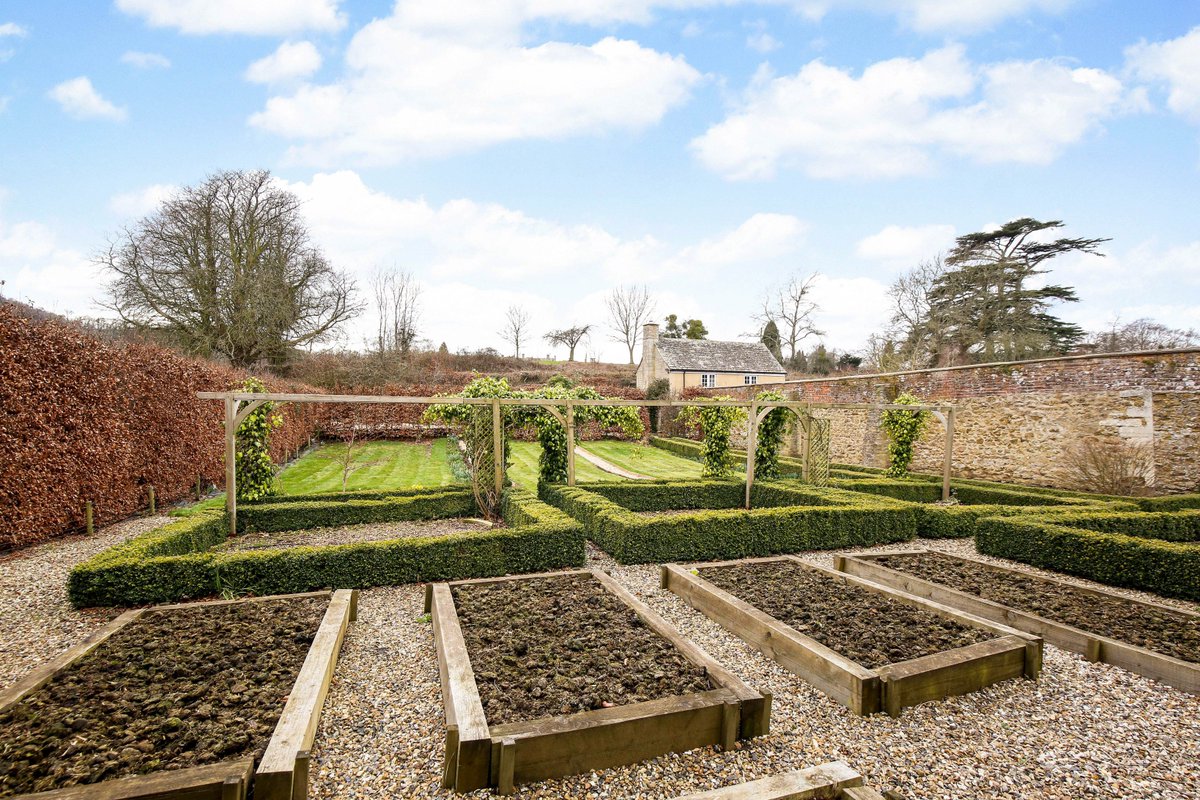 Humberts_Ciren's tweet photo. This beautiful 4/5 bedroom Cotswold cottage features exposed beams, oak flooring and all set within half an acre of landscaped gardens in the village of Uley.
#Uley #GloucestershireProperty #Humberts #ForSale #Cotswolds #FamilyHome #Village https://t.co/pEUY9mPkKm