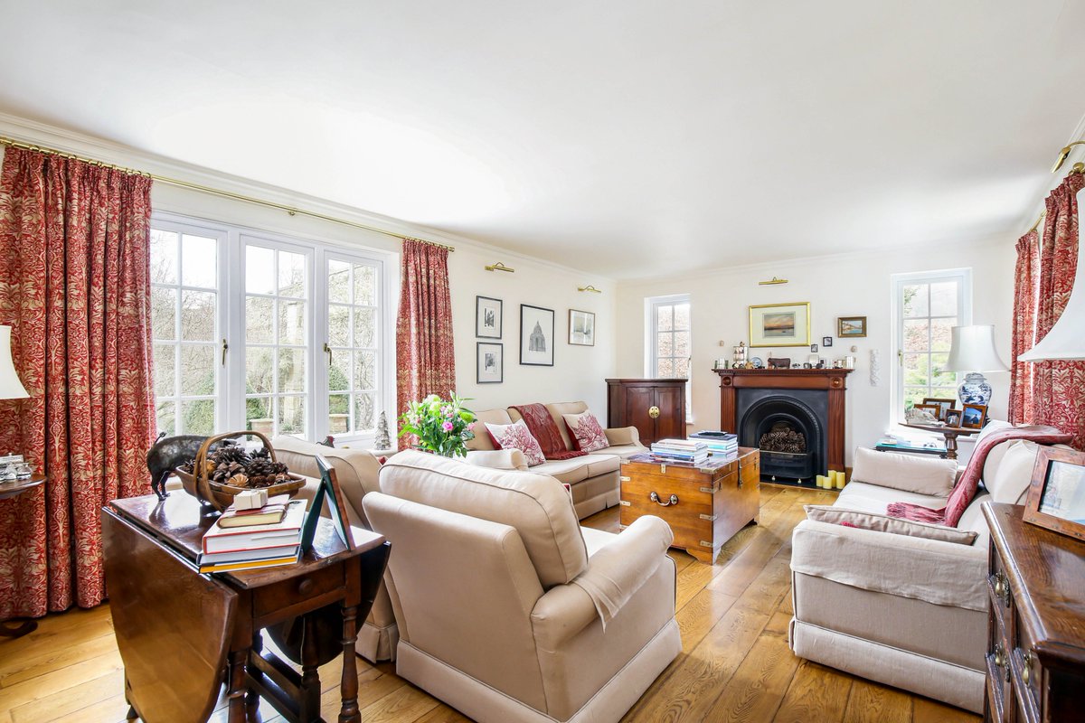 Humberts_Ciren's tweet photo. This beautiful 4/5 bedroom Cotswold cottage features exposed beams, oak flooring and all set within half an acre of landscaped gardens in the village of Uley.
#Uley #GloucestershireProperty #Humberts #ForSale #Cotswolds #FamilyHome #Village https://t.co/pEUY9mPkKm