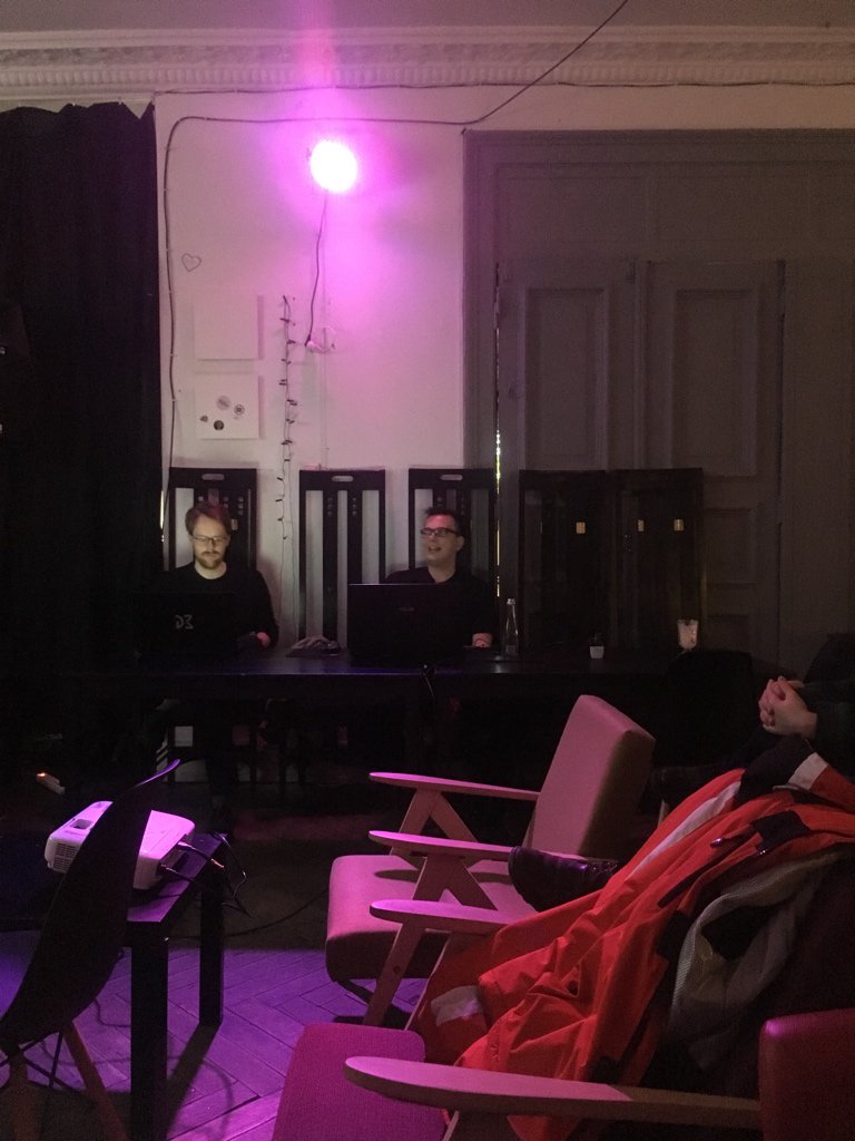 . <a href="/jorzi_/">Adam Jastrząbek</a> rozpoczyna kolejne spotkanie DevLdz! Czy #javascript da się lubić?