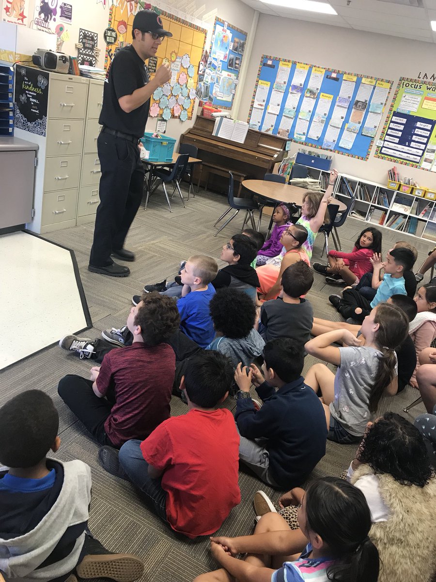 ConleyCoyote's tweet photo. #firepal Coss @ChandlerFire keeping @ConleyCoyote safe @ChandlerUnified #firesafety #2ndgrade https://t.co/KDAtmbnSYc