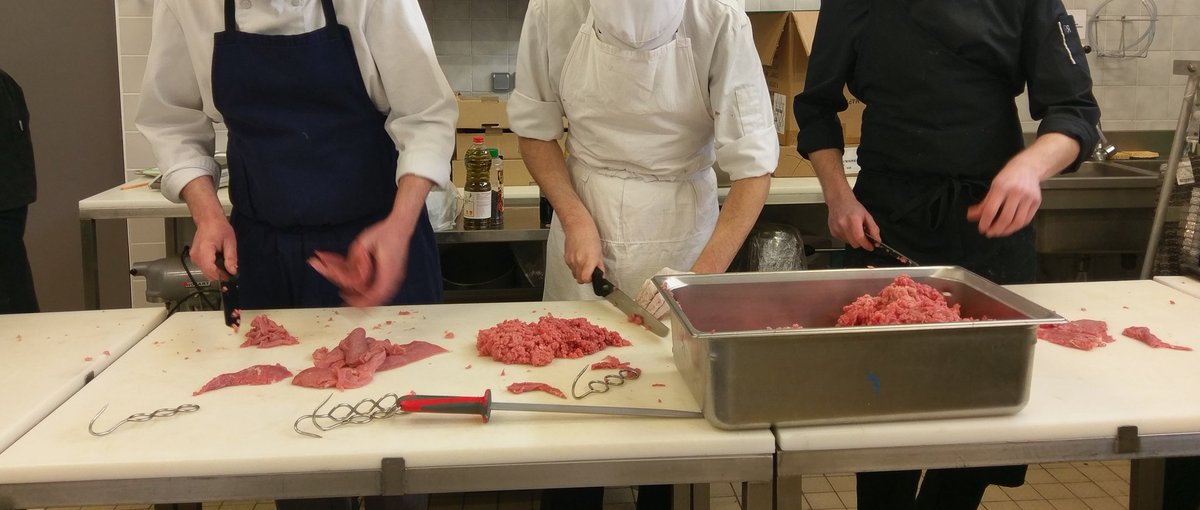 DevenirBoucher's tweet photo. #congresfnsea2018 Brochette de veau et hachage au couteau du tatare de veau. #boucher https://t.co/R5g7Fxcqrl