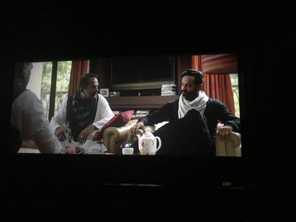 mymalishka's tweet image. Now watching #BaaBaablacksheep braving all kinds of traffic on Malad😳At this hour to watch the one and only @slimshetty be all badass in #baabaablacksheep. Bro, an actor is born 🤩🤩🤩 Manieshhhh watching you do a full romantic song NOW:) #Heer