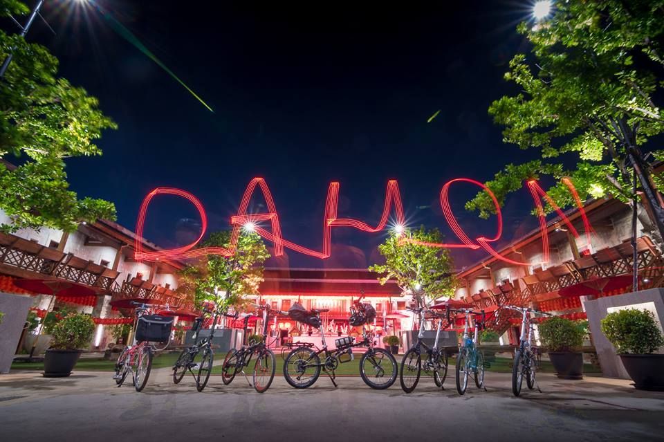 dahonbicycles's tweet photo. Shout out to all the DAHON riders ๐ Awesome pic from DAHON Society's latest group ride in Thailand!
#Cycling #DAHONExplorers https://t.co/1bkTqSUPWP