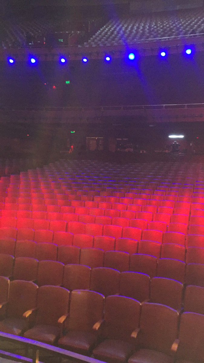 Soyabril's tweet photo. Ya en el Gran Rex #SandroLaSerie https://t.co/JfaMZMk3Bu