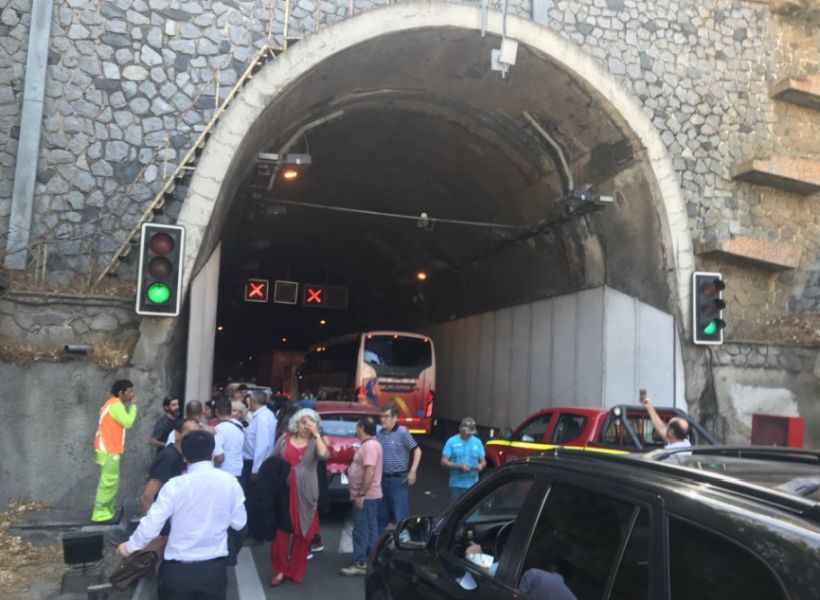 LuchoVielma's tweet image. Incendio de bus al interior de túnel Zapata mantiene paralizado el tránsito hacia Valparaíso dlvr.it/QMb417