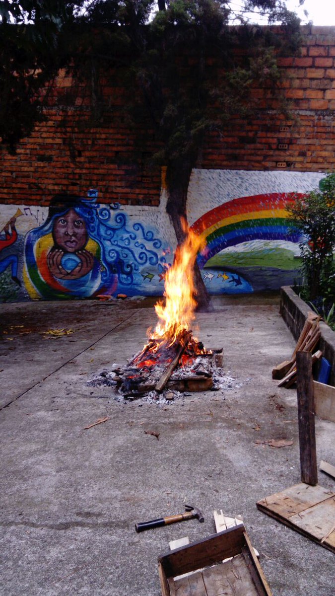 EljuglarOscar's tweet photo. #DigoQue

"Por los múltiples senderos,
Por los campos y ciudades
Sin luz o con claridades
Marchamos los teatreros.
Pues nosotros, "los obreros"
De la paz y la esperanza
No queremos ley naranja
Ni politica atraquista
Retardataria, egoista, 
Sino bienaventuranza."

(El Juglar) https://t.co/mAVjLbMPBd