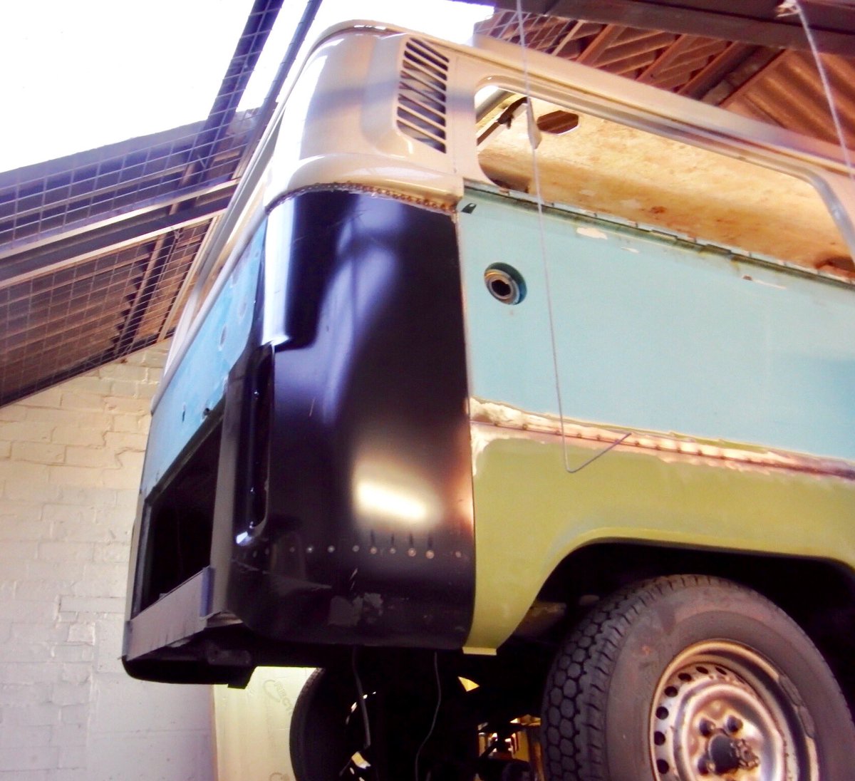 VBaywindow's tweet photo. Some lift photos as the final underbody repairs were finished back at the end of 2016 #vwt2oc #vw #volkswagen #devon https://t.co/t3mZcx6tbI