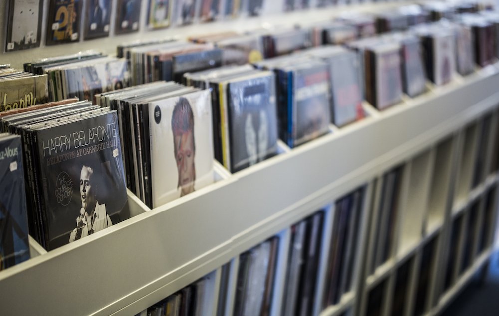SoundVentMusic's tweet photo. Physical Sales Outsell Digital Downloads In U.S. for the first time since 2011... https://t.co/CQRtgSPDoN https://t.co/cYD0xQ04uC