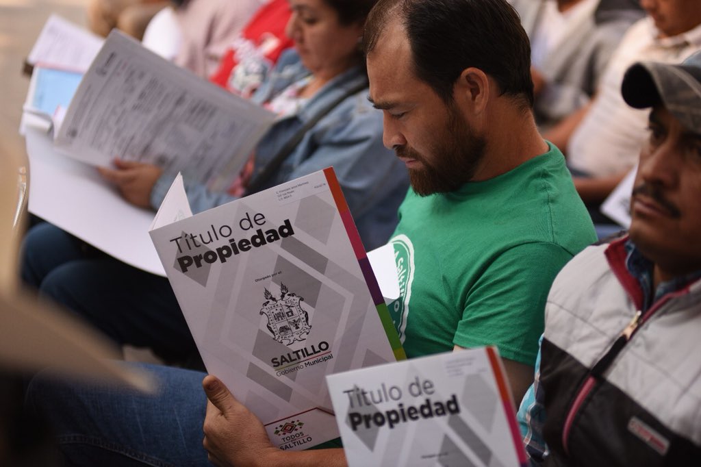 manolojim's tweet photo. Seguimos trabajando por nuestra gente. Hoy cumplimos el compromiso de entregar títulos de propiedad de predios urbanos que no estaban propiamente registrados. Con la entrega de 106 escrituras en 36 colonias más de 400 personas hoy tienen certeza jurídica de su patrimonio. https://t.co/u8eX4Npt2j