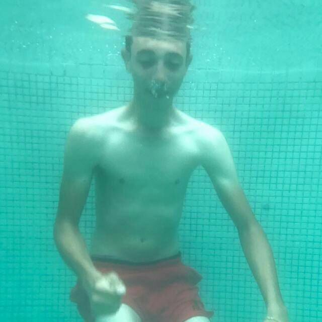 TXSOOPINOTE's tweet photo. Queria estar igual o @Mateusxavozim só de boa na piscina https://t.co/7MdRfDH8IU