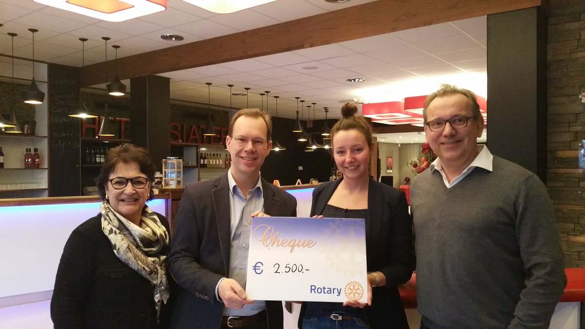 BertFrolich's tweet photo. Geweldig! We hebben een prachtig bijdrage ontvangen van @RotaryDuiven voor de aanschaf van muziekinstrumenten voor #muziekindeklas. We gaan voor nog @meermuziekklas #deLiemers Bedankt!  @Kunstwerk2017 @Musiater https://t.co/eyXeuUkh1h