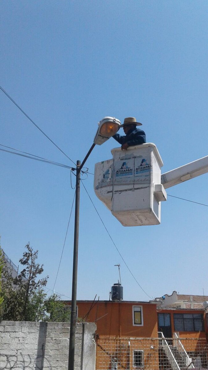DSPAtizapan's tweet photo. Servicios Públicos de Atizapán trabaja con pasión, mantenimiento correctivo y preventivo a red de alumbrado público en las colonias El Jaral y Emiliano Zapata @AnaBalderasMx @ATZciudadano https://t.co/IE3NrbMLxg
