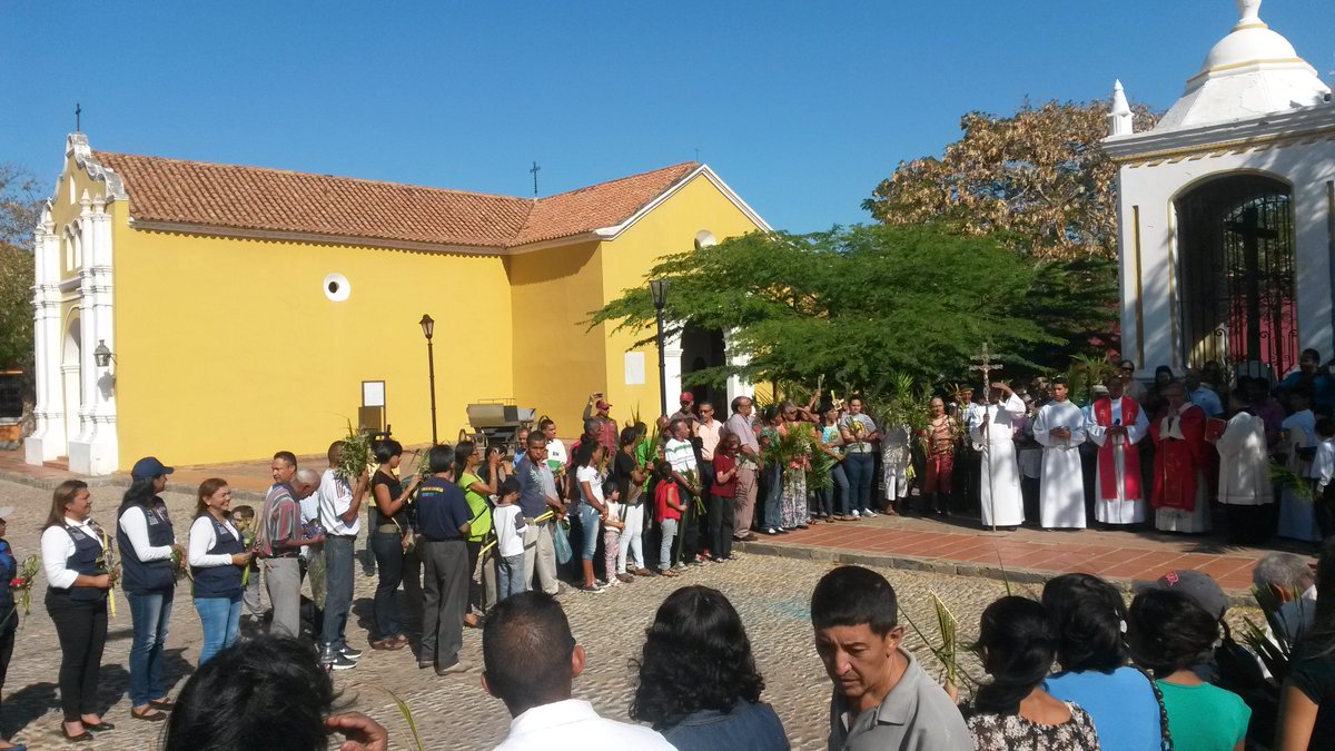 suhailmora1's tweet photo. #SemanaSantaSegura2018 participa en la misa de ramos desde la Iglesia San Francisco de Coro @DPDFalcon_ https://t.co/0fq4NviUMY
