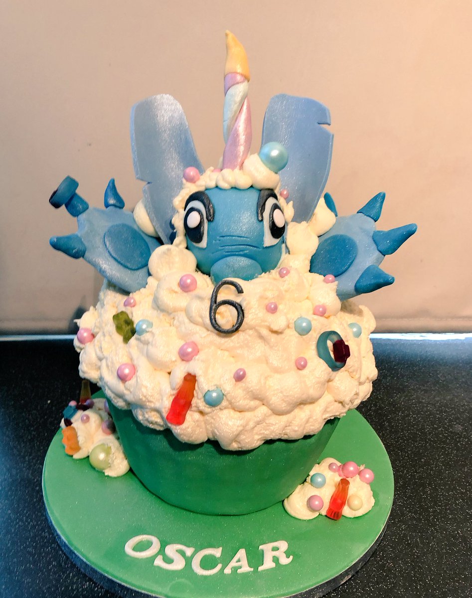 Pat_a_cakes's tweet photo. Oh, Hi Stitch 👋🏻💙

#DisneyCakes #LiloAndStitch https://t.co/zpp3dn8LAm